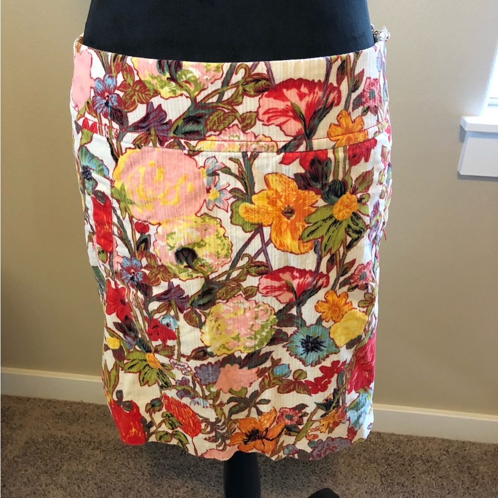 Anthropology corduroy skirt. Floral print, bright and cheerful. Size 4